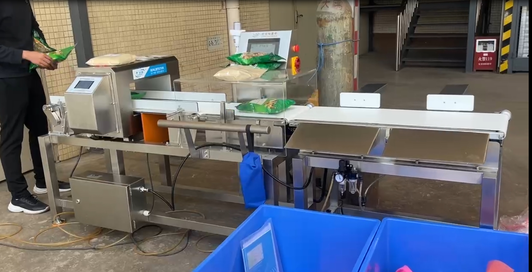 東莞市某藥材食品廠金檢稱重一體機使用現場