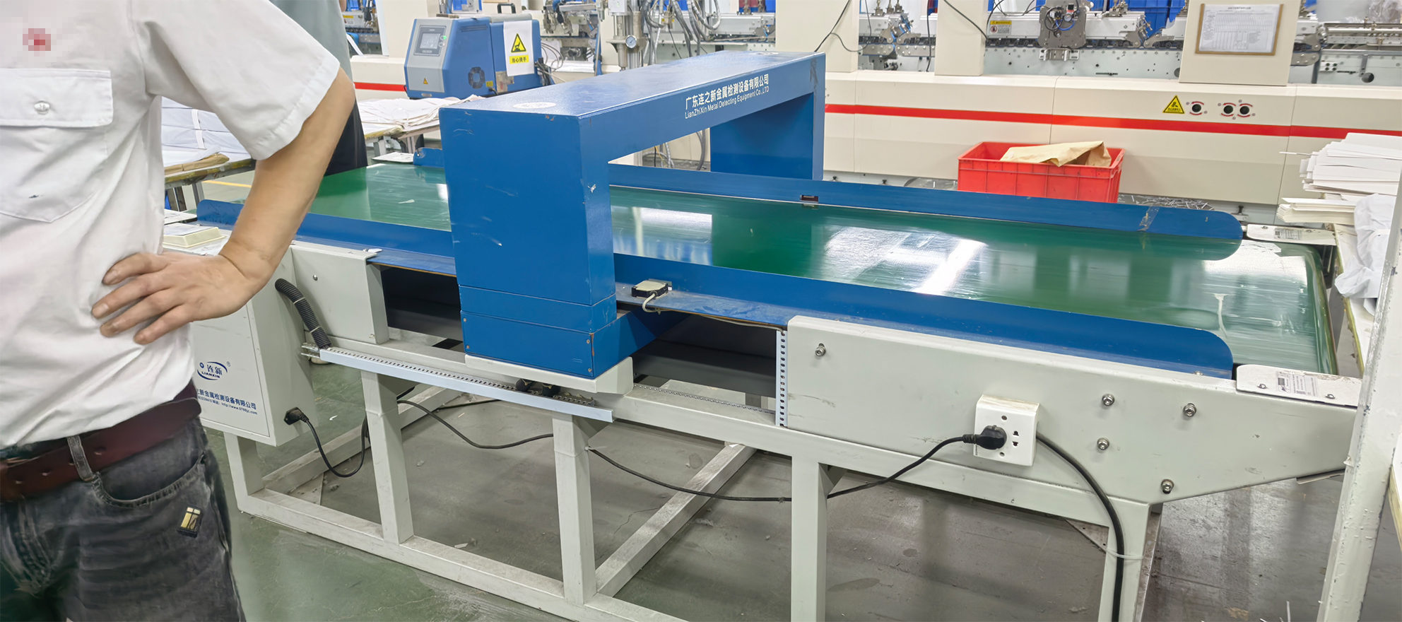 鞋紙盒寬幅檢針機使用現場